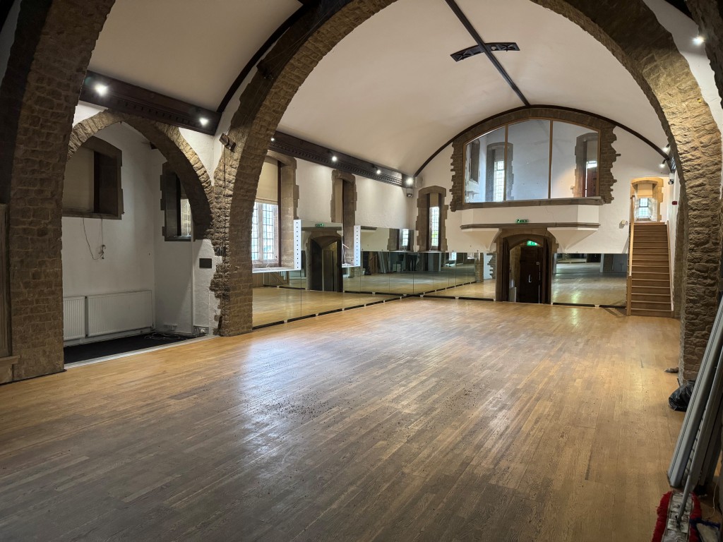 Lot: 6 - FREEHOLD TOWN CENTRE FORMER CHAPEL ARRANGED AS DANCE STUDIO AND EVENTS VENUE WITH A CAR PARK - The Main Studio Space